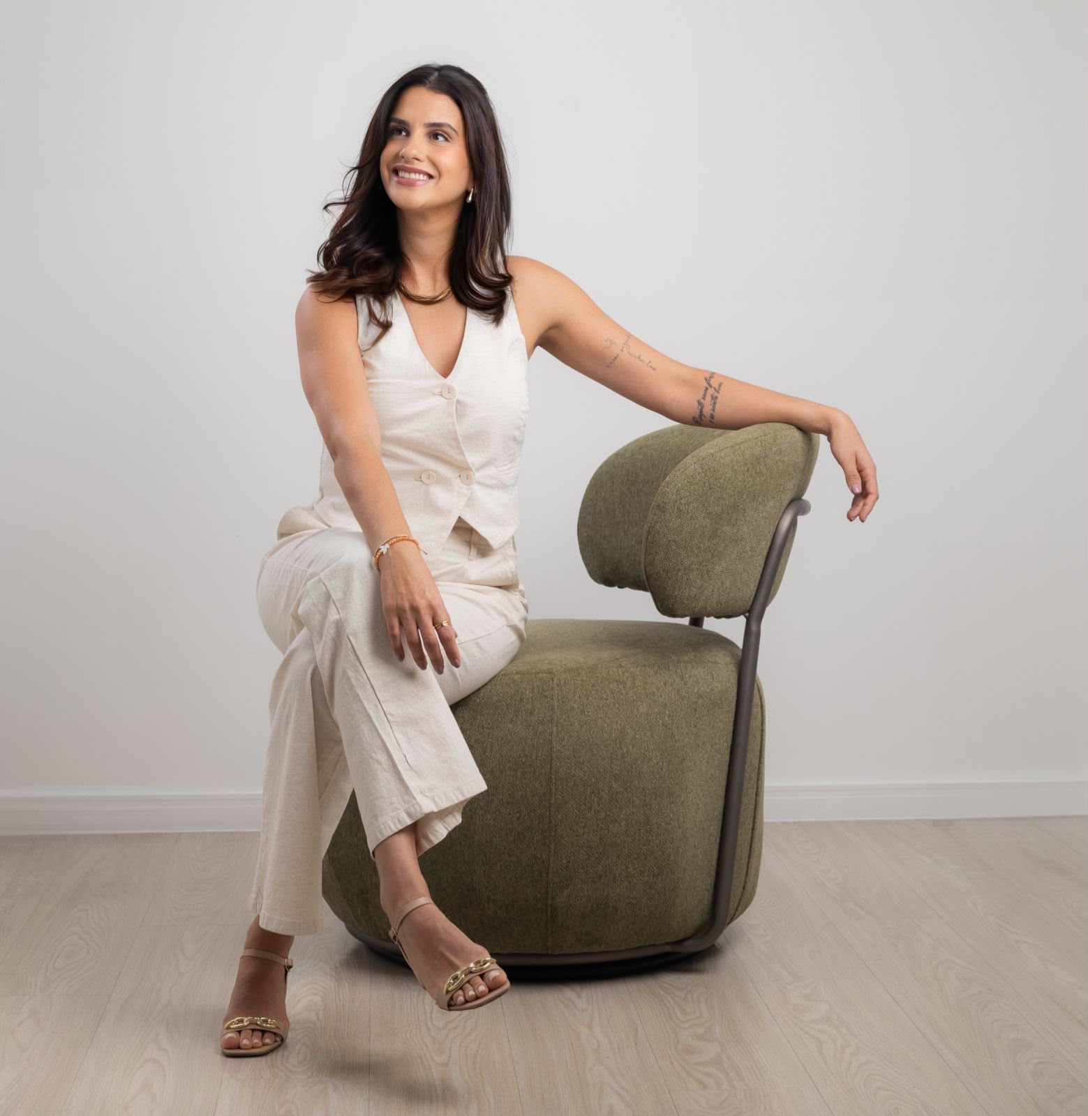 Gislaine Reis, esteticista em Indaiatuba-SP, sentada em uma poltrona no Espaço Gi Reis